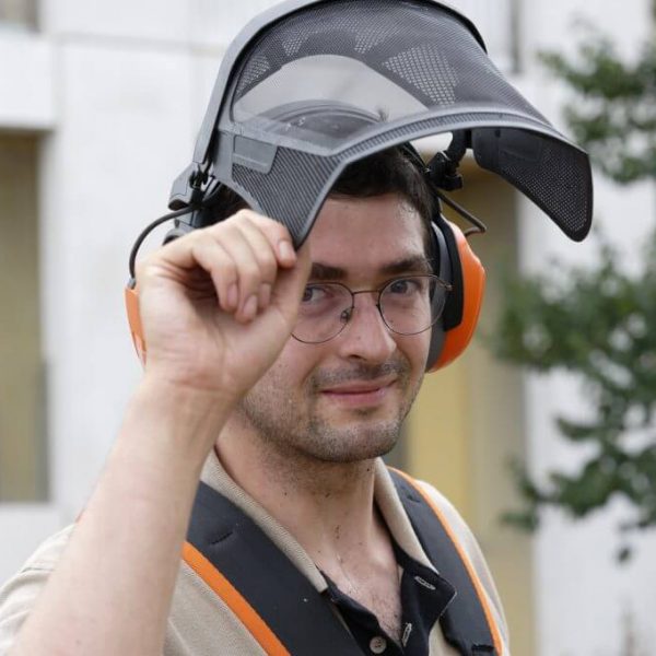 Jardinier portant casque de protection de Biobees Conseil - Jardinier polyvalent