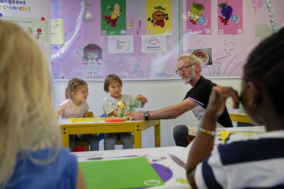jeunes enfants - épluchage - pomme