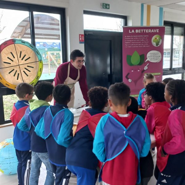 groupe d'enfants - animateur - betterave