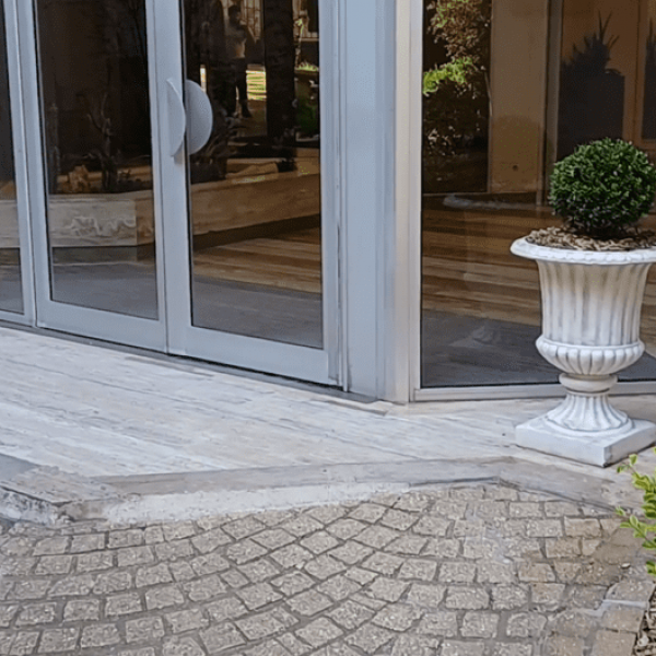 Conception et plantation de 2 taupières d'Ilex Crenata sur vase Medicis