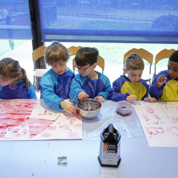 peinture d'enfants - peinture naturelle - peinture à la betterave - pinceaux - travail collectif