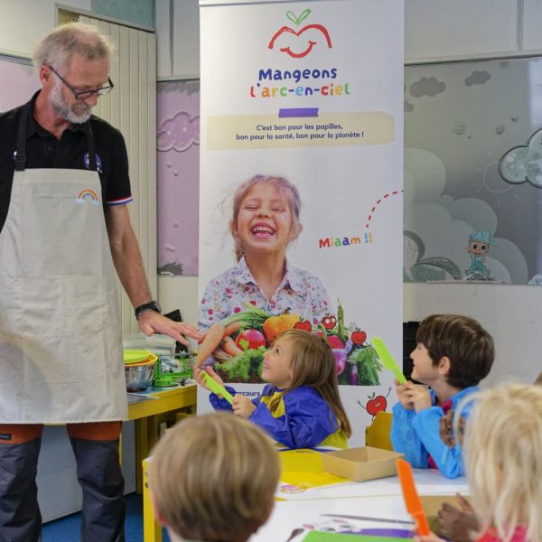 enfants joyeux - couteaux en plastique