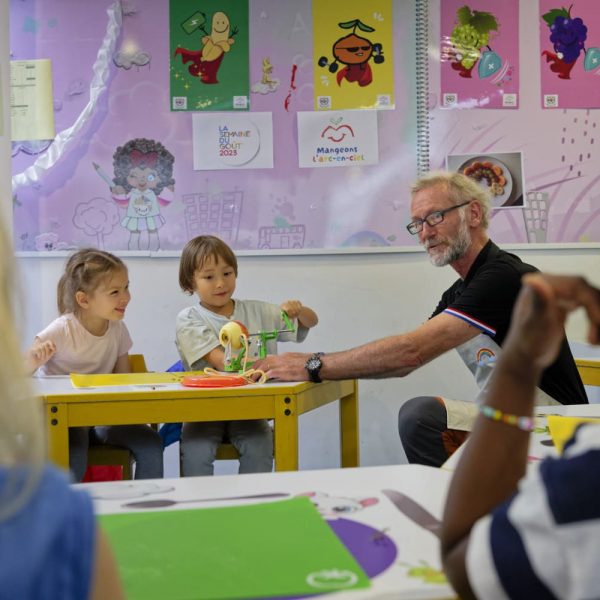 jeunes enfants - épluchage - pomme
