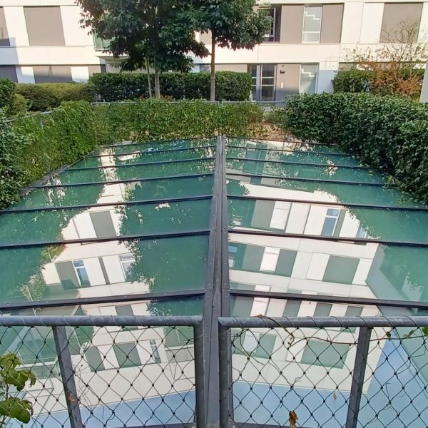 Lavage de vitre - vitre qui brillent - reflet dans vitre- dome de lumière-