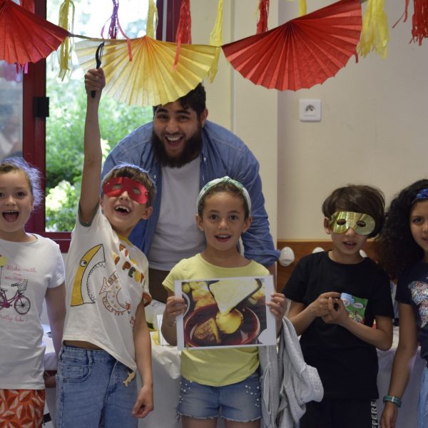 groupe d'enfants - sourire - économe - masques