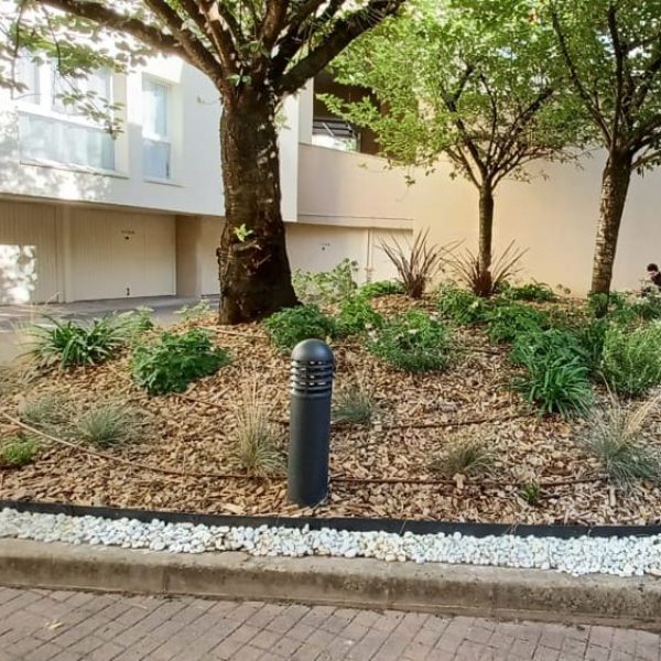 galet de marbre blanc , bordure de jardin, conception paysagère, jardin de parking, sartrouville