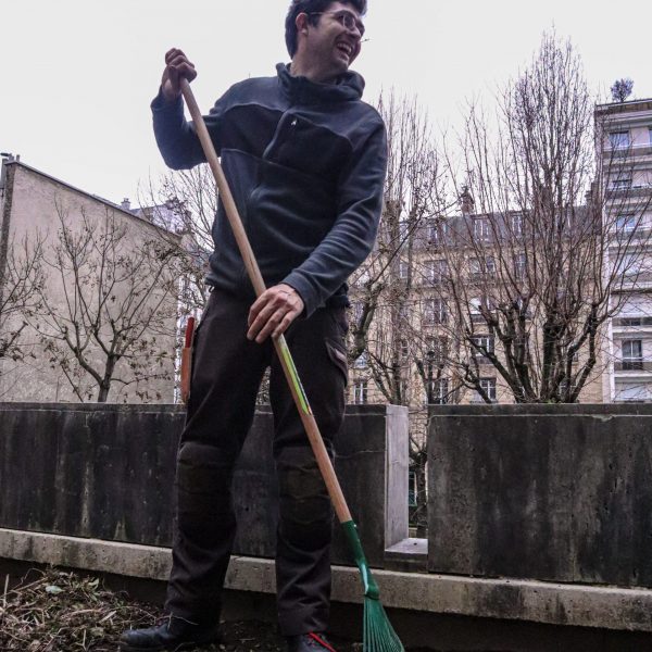 Rateau - ratissage - ramassage des feuilles mortes-automne- jardinier qui rit