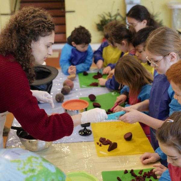 enfants appliqués - découpe de la betterave - outils adaptés - protection - sécurité
