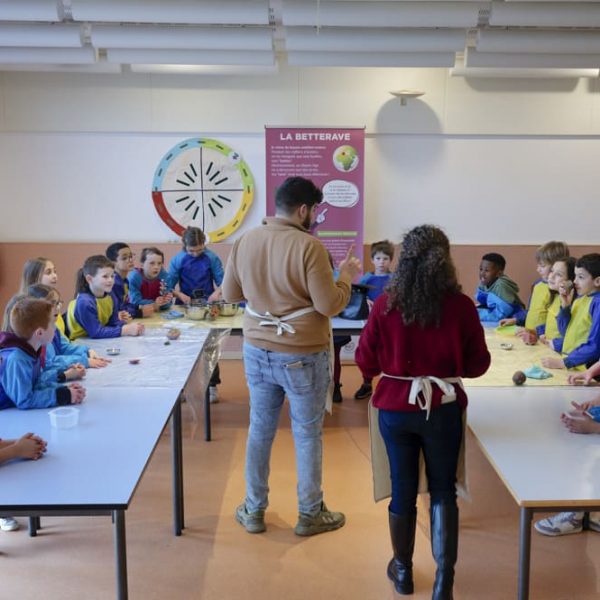 groupe de jeunes enfants - à l'écoute - betterave