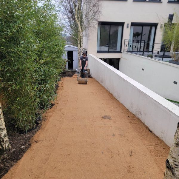 création de pelouse synthétique, création d'un lit de sable