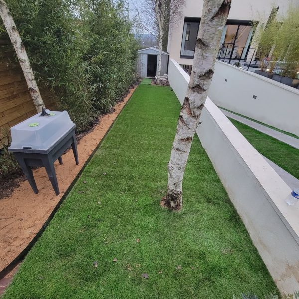 création de pelouse synthétique, résultat final pose gazon synthétique et bordure de jardin